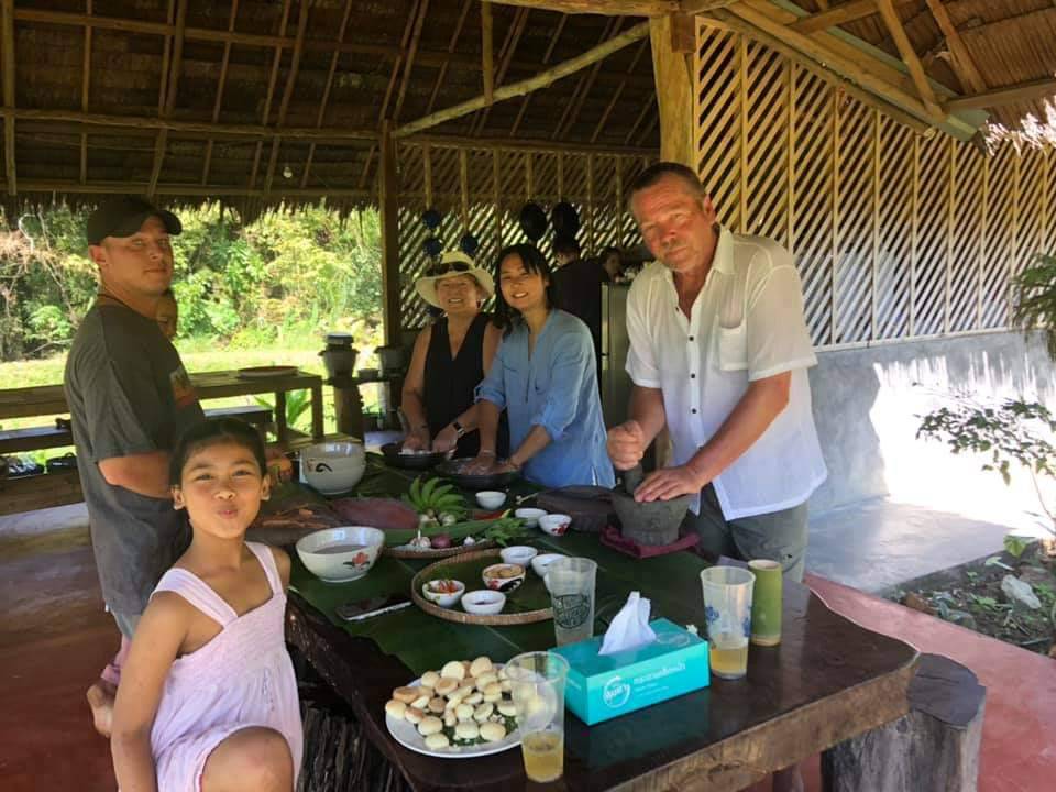 Foreigners learning Thai cuisine in Khao Sok.