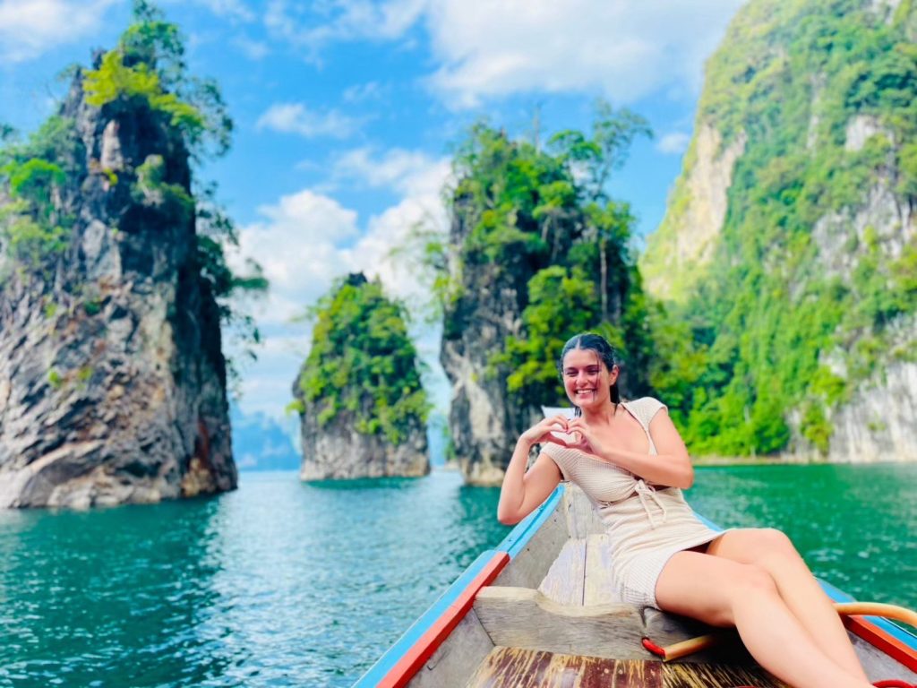 Girl posing on the Cheow Lan lake in Khao Sok.